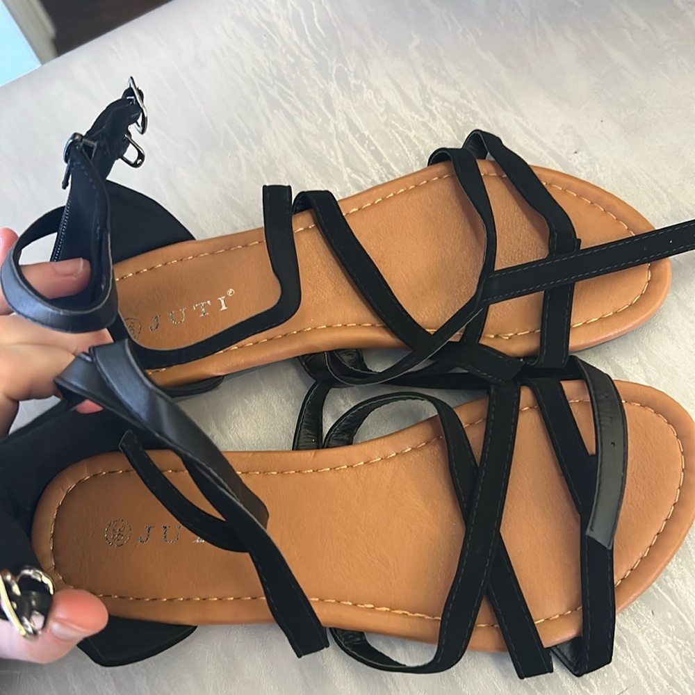 Juti sanadals brand new never worn size 39